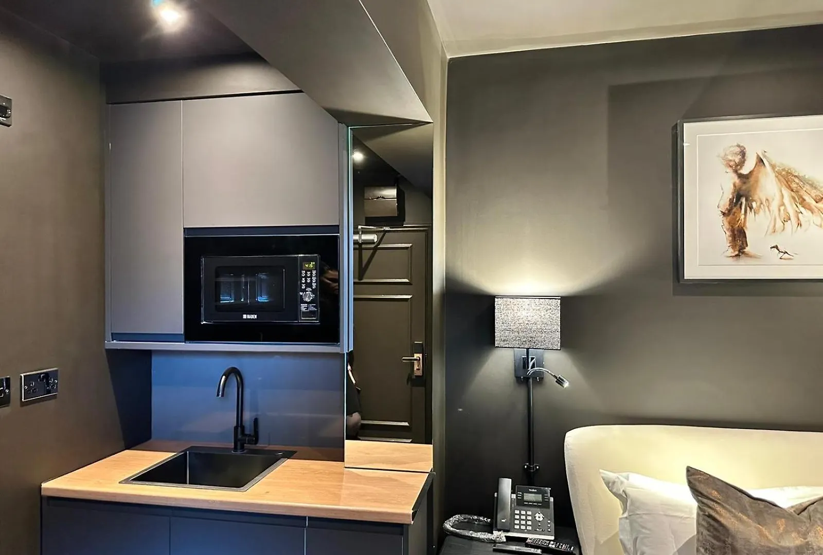 Small Studio With En Suite Bath & Kitchenette London United Kingdom