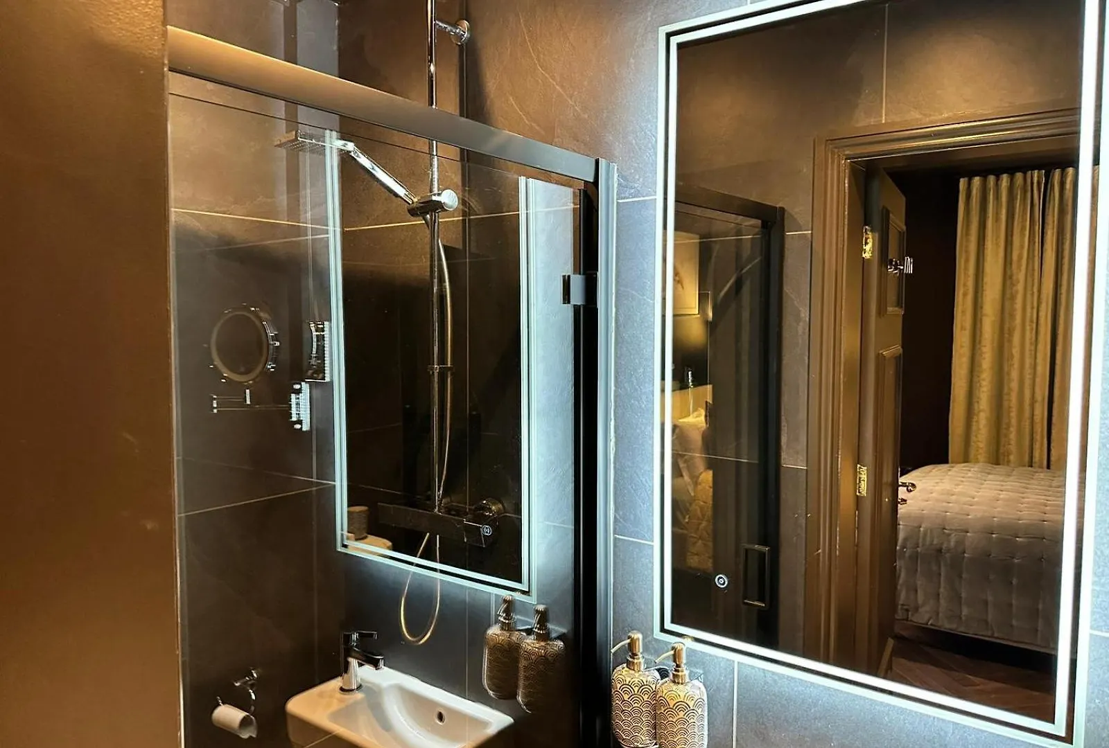 Small Studio With En Suite Bath & Kitchenette London Apartment