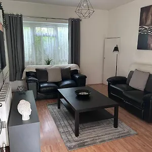 Apartment 3 Bedroom Garden In East, London