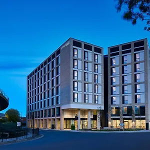 Courtyard By Marriott Airport لندن